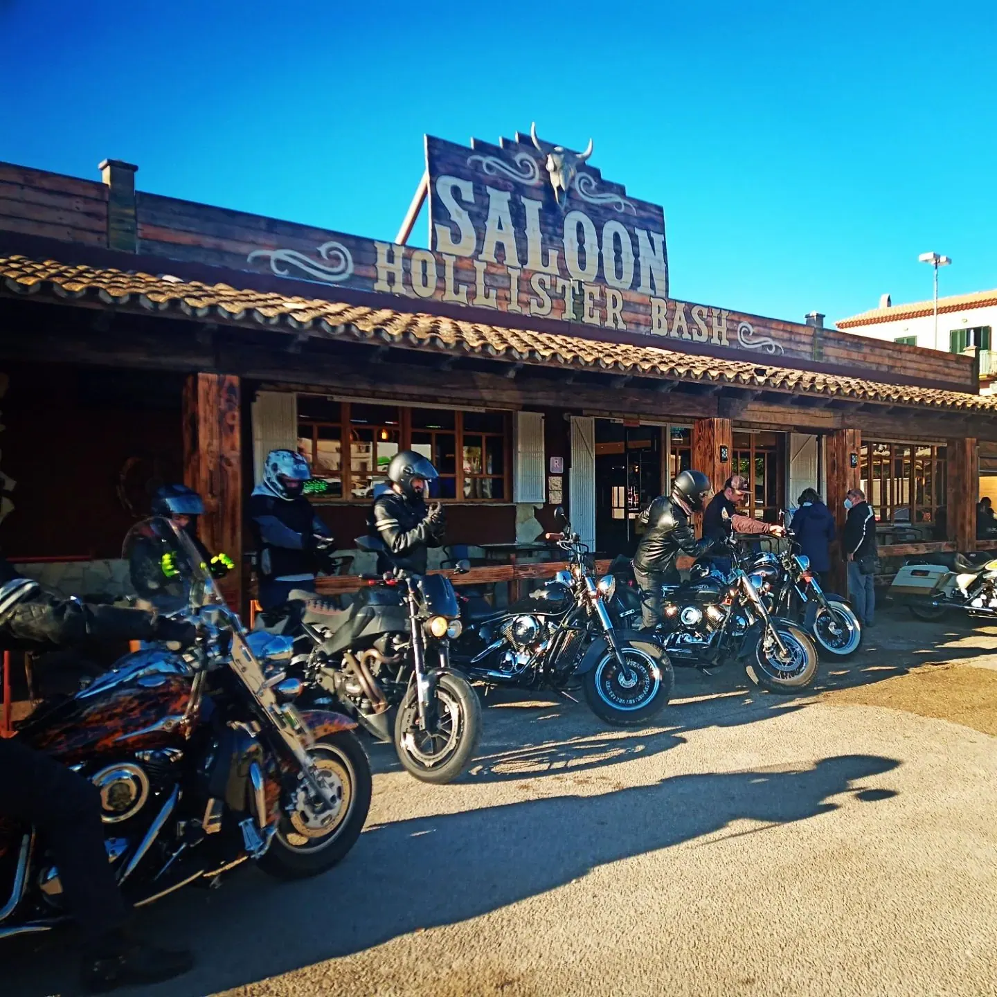 Hollister Bash Saloon – Foto 1
